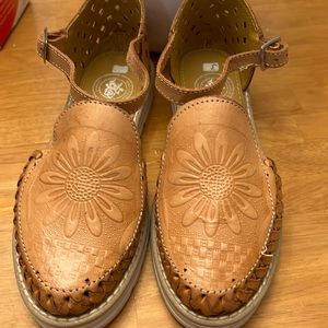 Woman’s huarache’s size 6